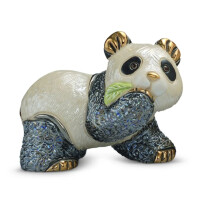 DE ROSA Coll. - Panda baby sitting with leaf / sitzender Baby-Pandabär mit Blatt - BABY FAMILIES Collection