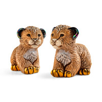 DE ROSA Coll. - Lion cub standing / stehendes Löwen-Baby - BABY FAMILIES Collection